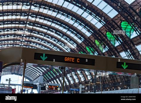 Airport terminal, sign to boarding gate Stock Photo - Alamy