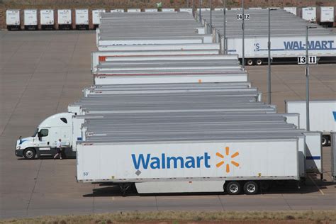 Walmart plans to bolster private fleet with push to hire 500 new truck drivers