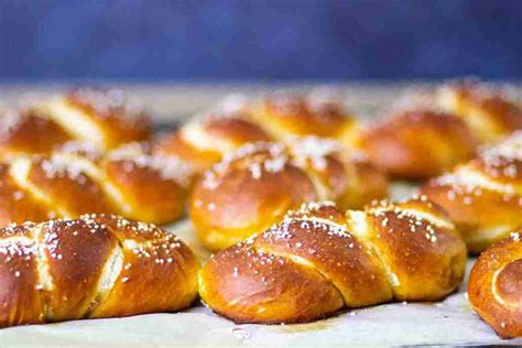 Soft Pretzel Braids / Pretzel Rolls ⋆ My German Recipes