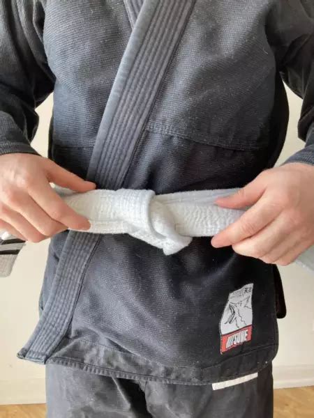 Step-By-Step Tips Of How To Tie A Jiu-Jitsu Belt? - GudStory.com