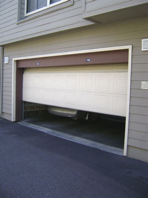 File:Garage door sliding up.jpg - Wikimedia Commons