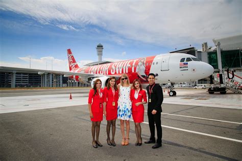 Flashback: The Taylor Swift 'RED Tour' Plane - The Musical Gypsy