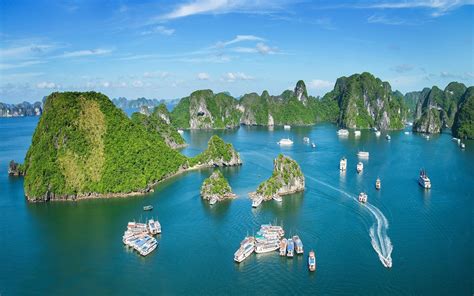 Tranquil Ha Long Bay: A Scenic HD Wallpaper of Vietnam's Majestic Islands