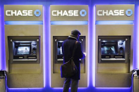 Chase ATMs to Limit Withdrawals for Noncustomers to $1,000 a Day - WSJ