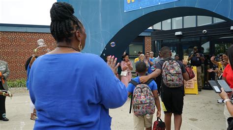 Woodcrest Elementary Welcomes Students Back On First Day Of School - YouTube