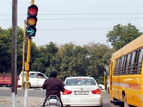 Dysfunctional traffic signals a hurdle for commuters - Hindustan Times