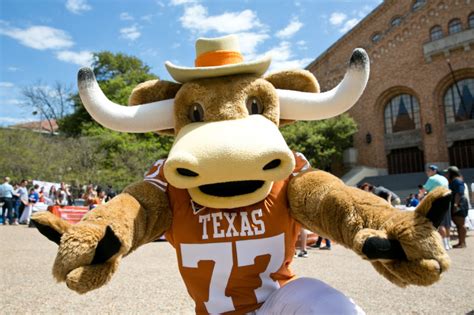 Tower Shines for UT Austin's 133rd Birthday | UT Tower