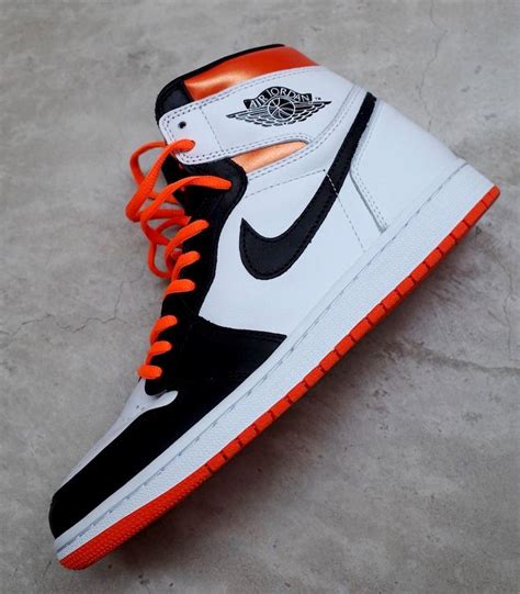 Air Jordan 1 Electro Orange 555088-180 Release Date - SBD