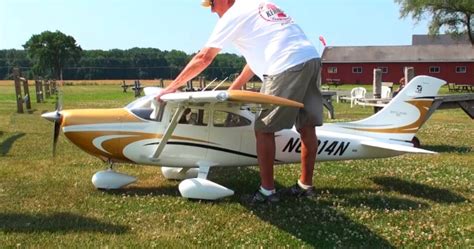 Giant 35% Scale Cessna 182 RC Plane Powered By a 4-stroke 4 Cylinder ...