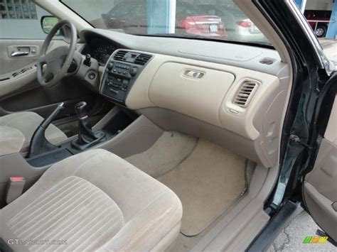 1998 Honda Accord LX Sedan interior Photo #49764495 | GTCarLot.com