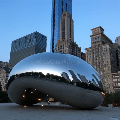 Cloud Gate Reflecting the Sunrise in Chicago Editorial Stock Photo ...