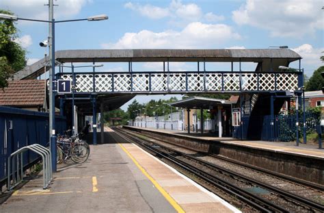 West Wickham Station © Dr Neil Clifton cc-by-sa/2.0 :: Geograph Britain and Ireland