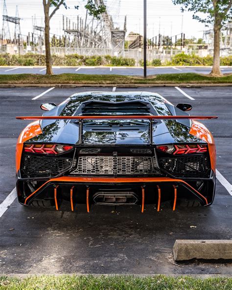 What Is the Fastest Lambo? The One That Stands Out Most, and in the Right Crowd - autoevolution