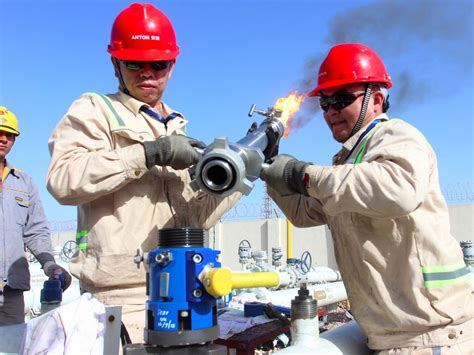 oil-oilfield-workers-iraq • EPUS Global Energy