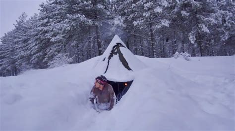 Hot Tent Camping In Deep Snow / Building complete and warm survival ...