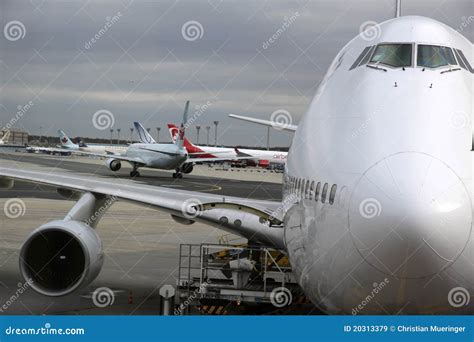 Boeing 747 Cockpit View