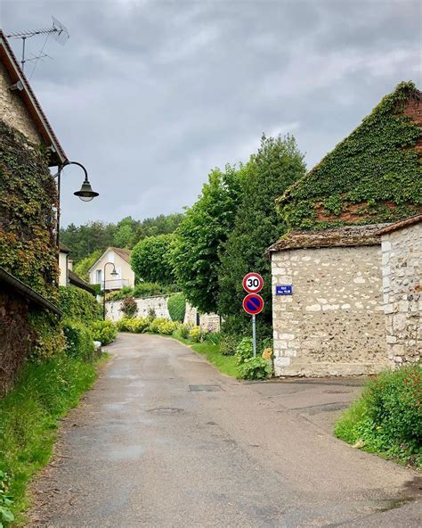 Oh these cute little streets of Giverny! I can definitely see why Monet ...