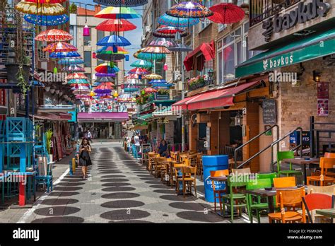 Sonnenschirme dekoriert Straße im Stadtteil Kadiköy Istanbul, Türkei Stockfotografie - Alamy