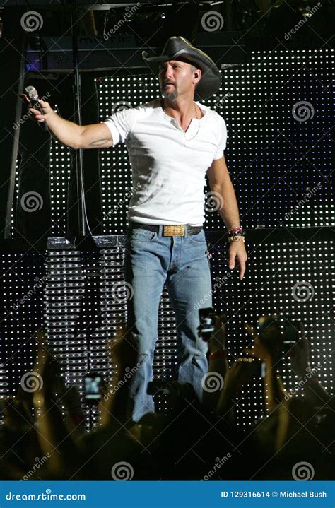 Tim McGraw Performs in Concert Editorial Stock Image - Image of actor, music: 129316614