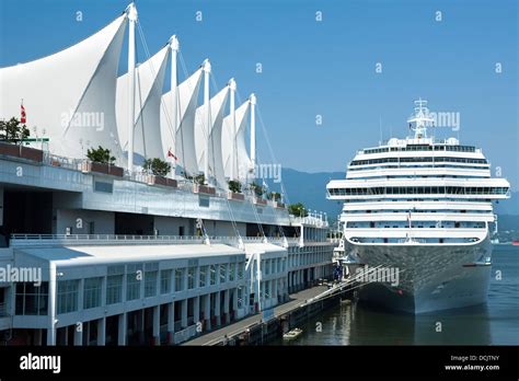 CRUISE SHIP CANADA PLACE CRUISE SHIP TERMINAL DOWNTOWN VANCOUVER BRITISH COLUMBIA CANADA Stock ...