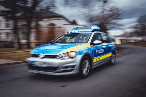 Polizei Sachsen - Polizei Sachsen - Einsatz mit Blaulicht – so verhalten sich Autofahrer richtig