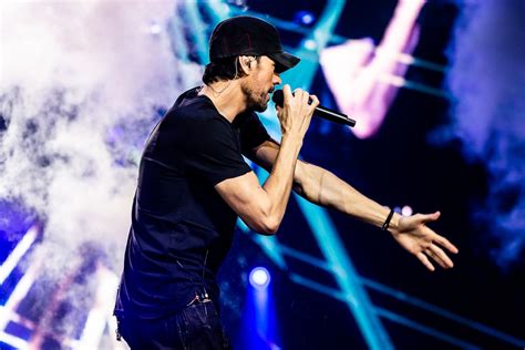 Photos: Enrique Iglesias @ Rogers Arena - Dec 10 2023 - SCENE IN THE DARK