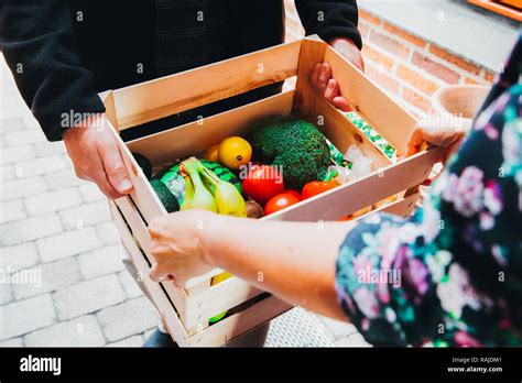 Vegetable Box Delivery Stock Photos & Vegetable Box Delivery Stock ...