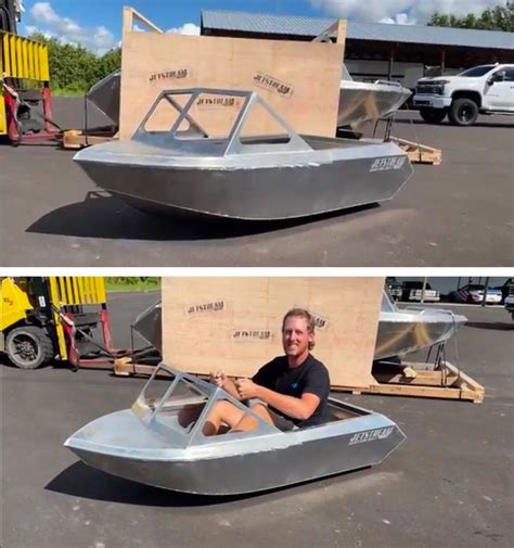 This Tiny Speed Boat Fits Just One Person, and Looks Incredibly Fun