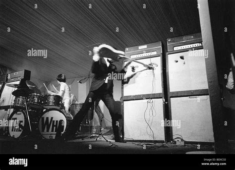 THE WHO - Pete Townshend smashes his guitar & amp at Windsor Jazz ...