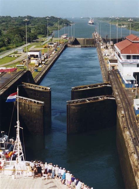 File:Panama Canal Gatun Locks opening.jpg - Wikimedia Commons