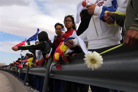 Hundreds of Mexicans protest with 'human wall' on border | wtsp.com