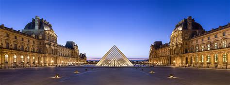 Louvre Museum's Napoleon Courtyard, at dusk. - Urbnews.pl