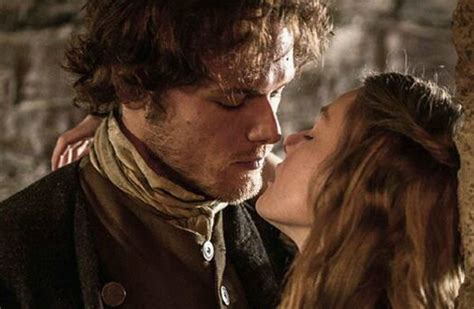 Outlander Jamie And Claire Kiss