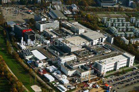 Regensburg aus der Vogelperspektive: Werksgelände der Infineon Technologies AG in Regensburg im ...