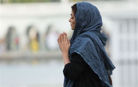 Aishwarya Rai Bachchan Pray In Sarabjit Movie wallpapers