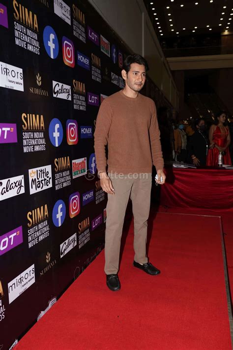 Mahesh Babu Looks Uber Cool At SIIMA Awards 2021