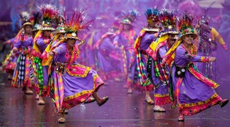 La ciudad boliviana de Oruro saca sus trajes para los días de carnaval, que puede ser ...