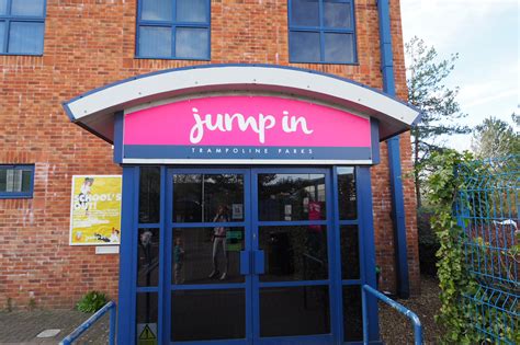 Jump In Warwick Trampoline Park - REVIEW | AD - Run Jump Scrap!