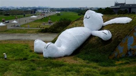 Artist Behind the Giant Rubber Ducky Unveils a Giant White Rabbit Video ...