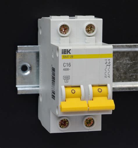 Fichier:Circuit breaker 2 pole on DIN rail.JPG — Wikipédia