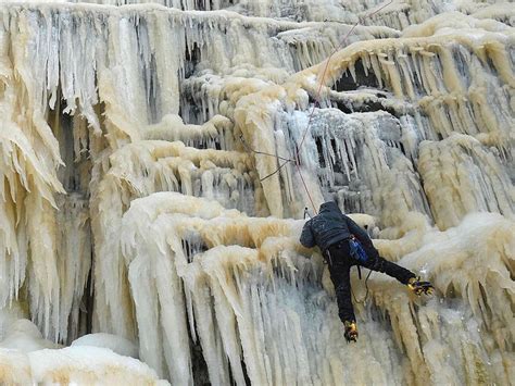 Kinder Downfall: Intrepid ice climbers ascend frozen waterfall | News-photos – Gulf News