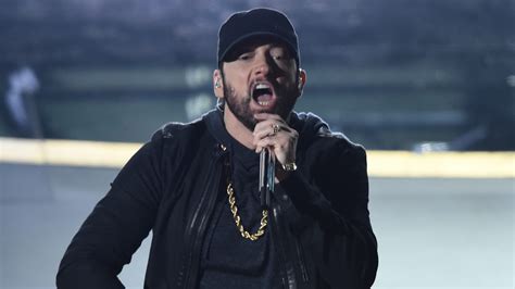 Eminem shocks Academy Awards with 'Lose Yourself' performance