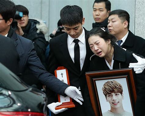 K-Pop Star Jonghyun’s Funeral Held Amid Scene of Sorrow