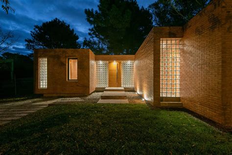 Casa Rincón - Revista Estilo Propio | Arquitectura y Diseño | Concrete house, Fortress house, House