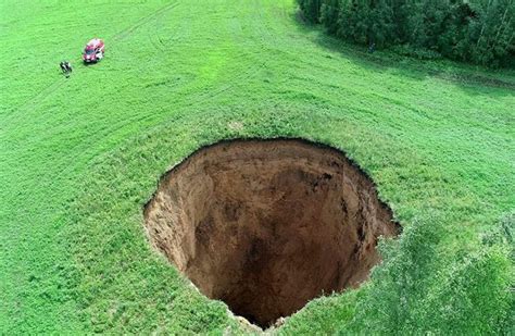 105-foot deep sinkhole appears near Neledino village, Nizhny Novgorod -- Earth Changes -- Sott.net