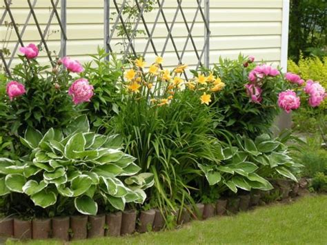 33 Beautiful Flower Beds Adding Bright Centerpieces to Yard Landscaping and Garden Design ...