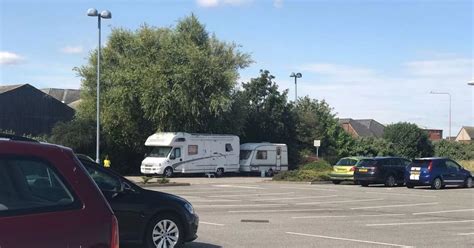 Travellers pitch up at B&Q and Halfords' car park in Grimsby - Grimsby Live