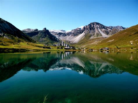 Le lac de Tignes en été. La montagne se reflète dans le lac. | Tignes, Lac, Haute savoie