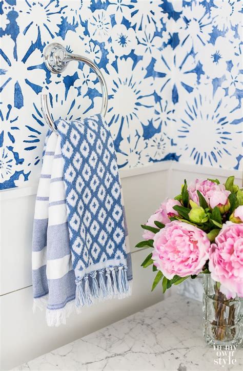 How to hang bath towels in a pretty way Mold In Bathroom, Small Bathroom, Bathroom Ideas, Guest ...