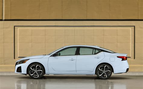 2023 Nissan Altima Freshens Up, Adds New Tech - 3/10